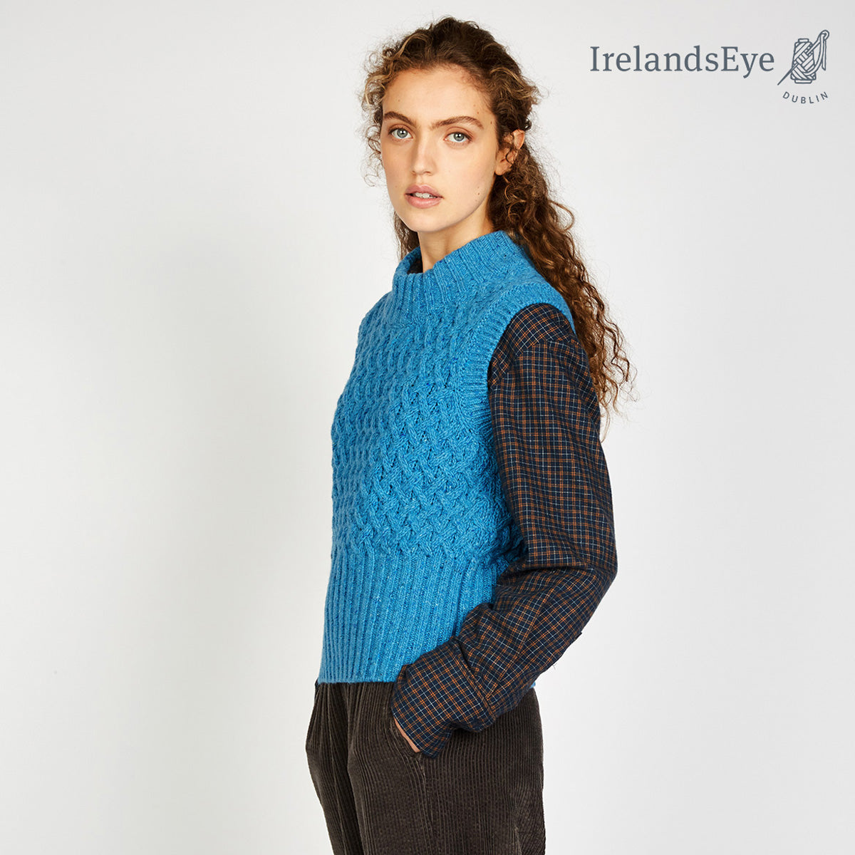 Farbintensiver weicher Pullunder mit schönen „Trellis“ – Die Wolldecke