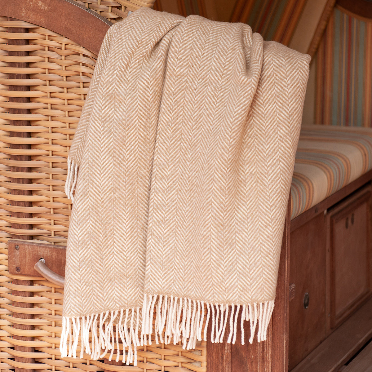 Wolldecke in beige, Fischgrätmuster aus Merino/Cashmere – Die Wolldecke