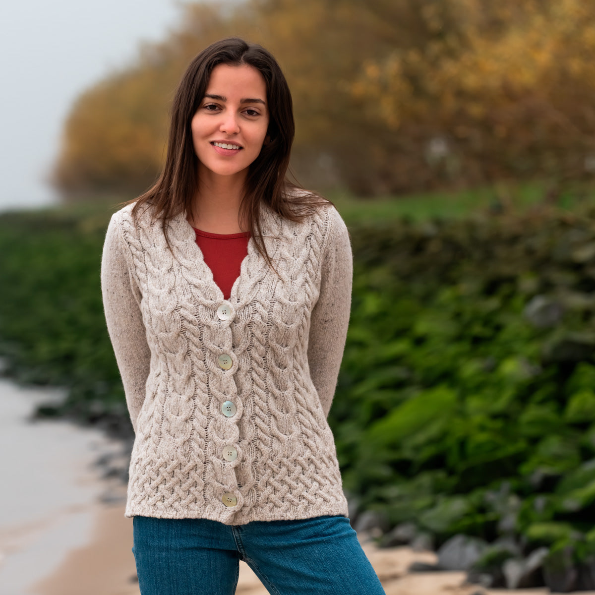 Cardigan mit irischem Zopfmuster Wollweiß – Die Wolldecke