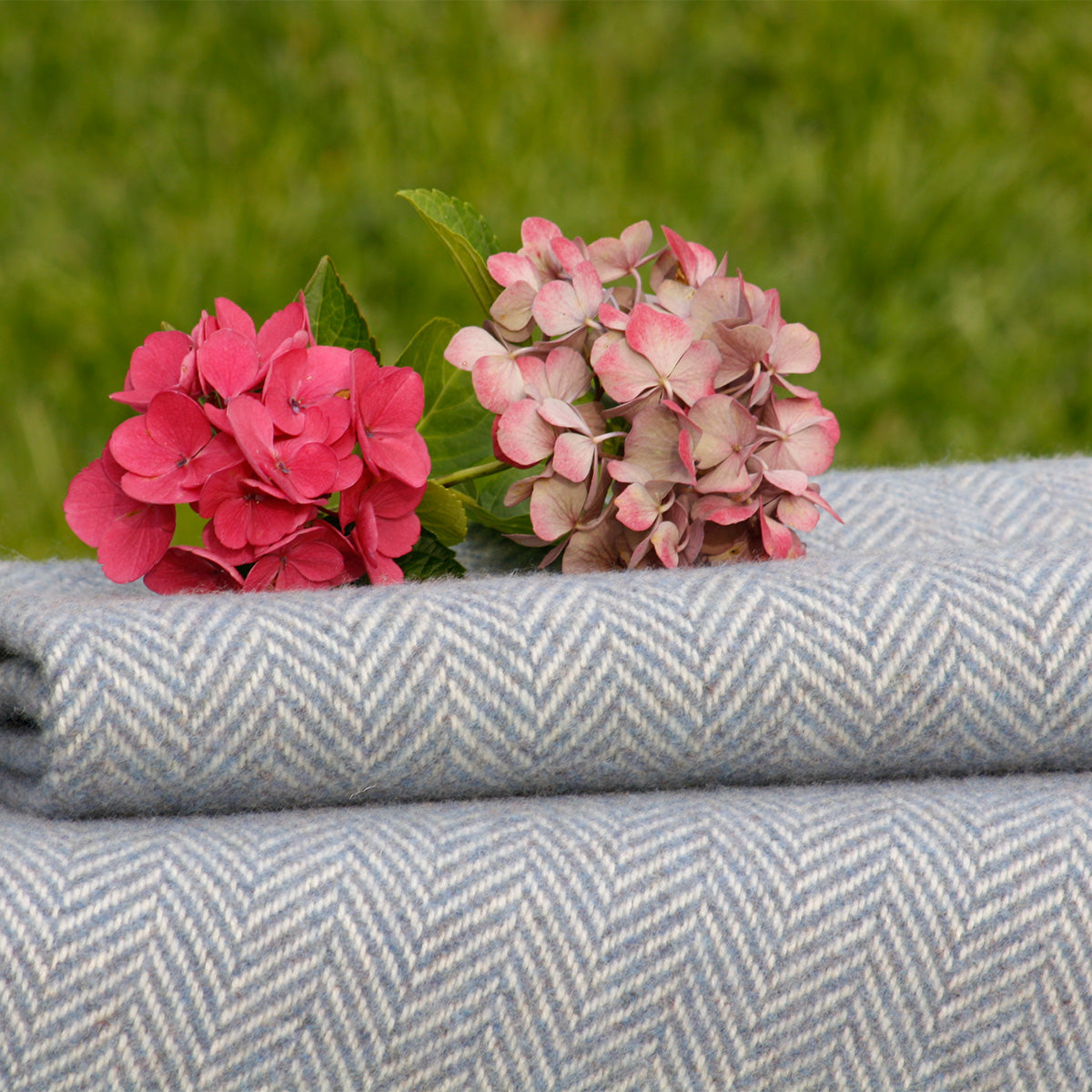 Blaue Wolldecke im Fischgrätmuster aus Merino/Cashmere – Die Wolldecke
