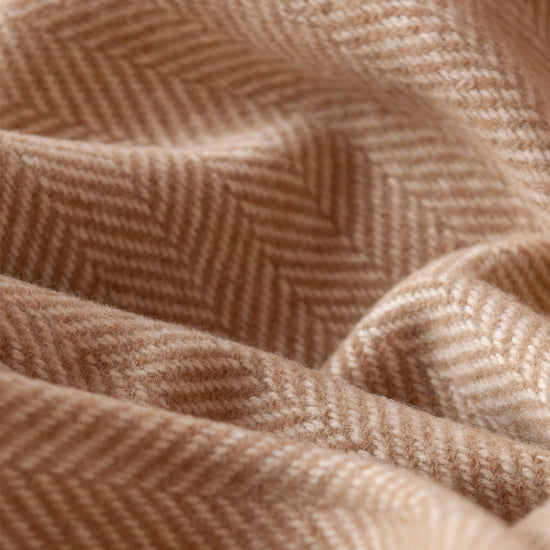 
                  
                    Flauschige Merino-/Kaschmir-Wolldecke - sandfarben
                  
                