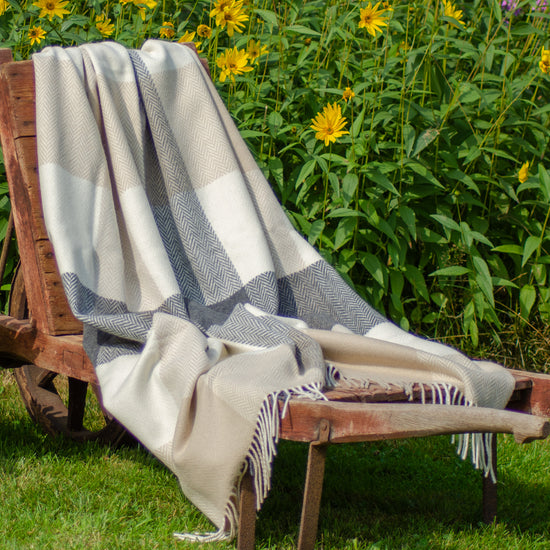 
                  
                    Extragroße Wolldecke im Fischgrätmuster
                  
                