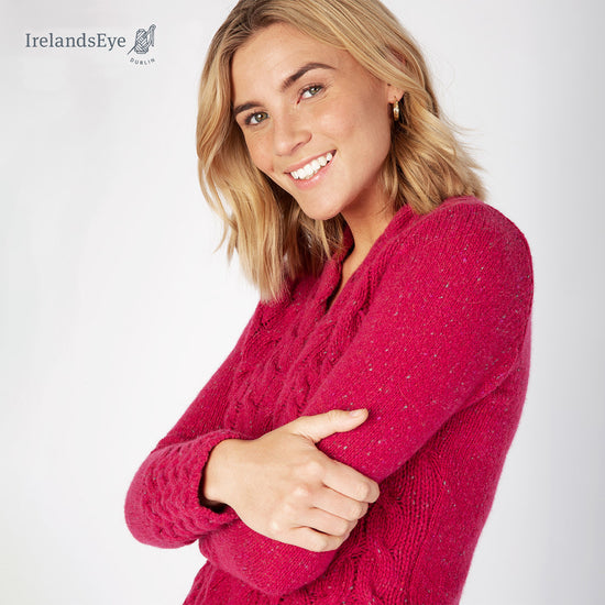 
                  
                    Roter Zopfpullover, V-Ausschnitt
                  
                