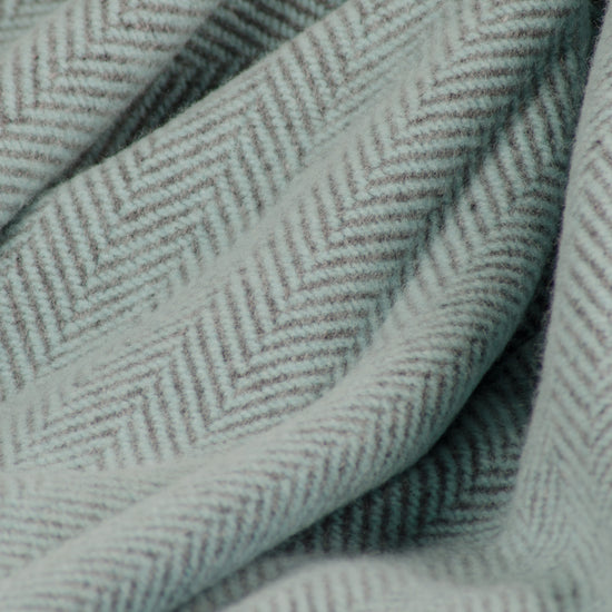 
                  
                    Fischgrätdecke, Mint/Grau
                  
                