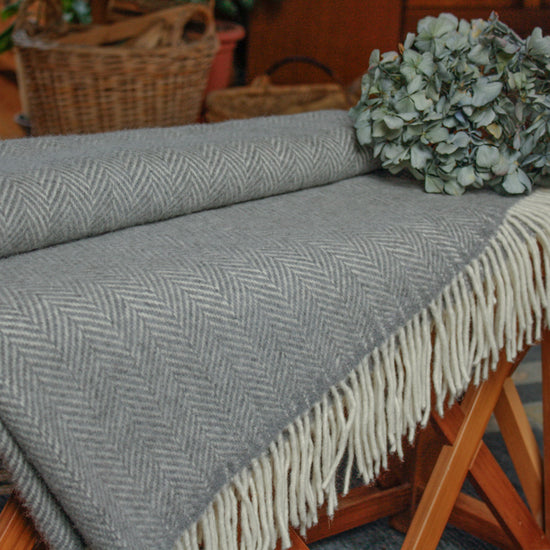 
                  
                    Fischgrätdecke mittelgrau
                  
                