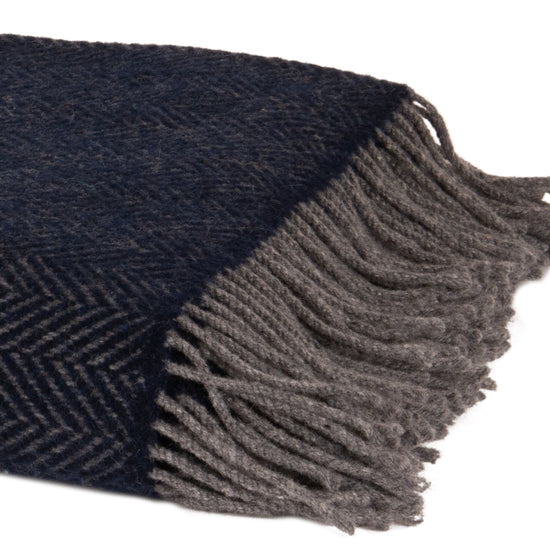 
                  
                    Fischgrätdecke dunkelblau
                  
                