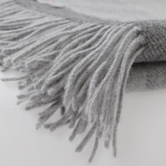 
                  
                    Große Lambswooldecke mit Streifen
                  
                