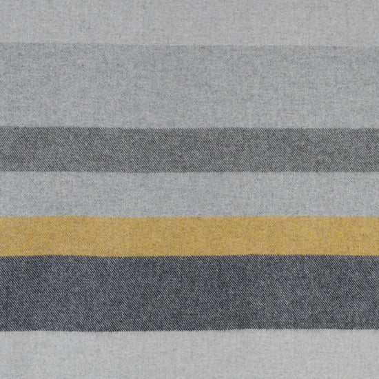 
                  
                    Große Lambswooldecke mit Streifen
                  
                