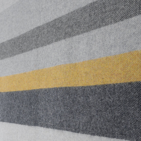 
                  
                    Große Lambswooldecke mit Streifen
                  
                