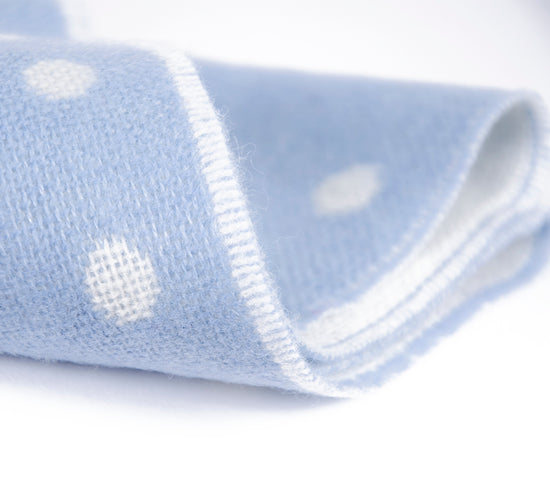 
                  
                    Blau gepunktete Babydecke, sehr weich
                  
                