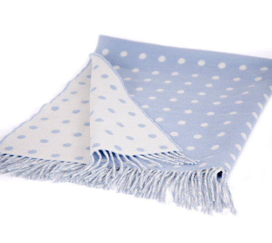 
                  
                    Blau gepunktete Babydecke, sehr weich
                  
                