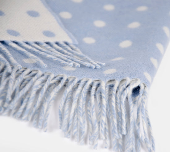 
                  
                    Blau gepunktete Babydecke, sehr weich
                  
                