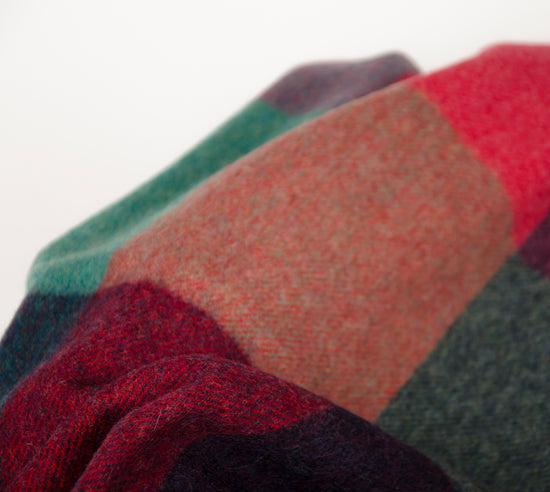 
                  
                    Karoplaid aus feiner Lammwolle
                  
                