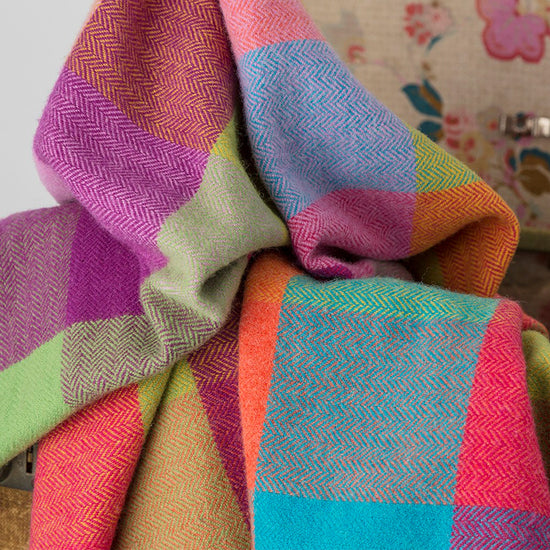 
                  
                    Bunte Kniedecke von AVOCA
                  
                