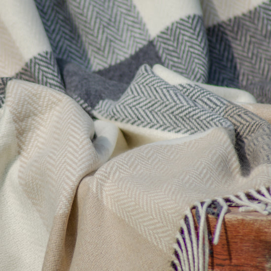 
                  
                    Extragroße Wolldecke im Fischgrätmuster
                  
                