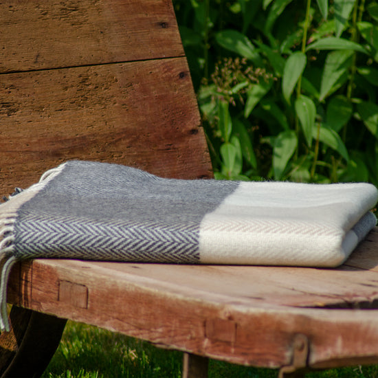 
                  
                    Extragroße Wolldecke im Fischgrätmuster
                  
                