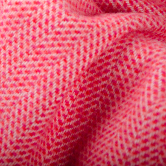 
                  
                    Wolldecke, rotes Fischgrätmuster, extra lang
                  
                