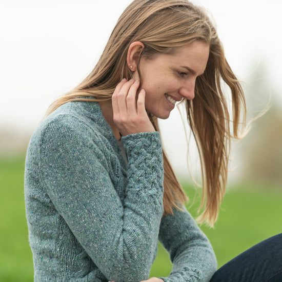 
                  
                    Grüner Zopfpullover, V-Ausschnitt
                  
                