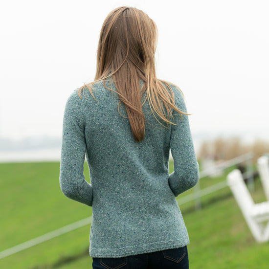 
                  
                    Grüner Zopfpullover, V-Ausschnitt
                  
                