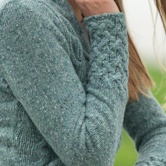 
                  
                    Grüner Zopfpullover, V-Ausschnitt
                  
                