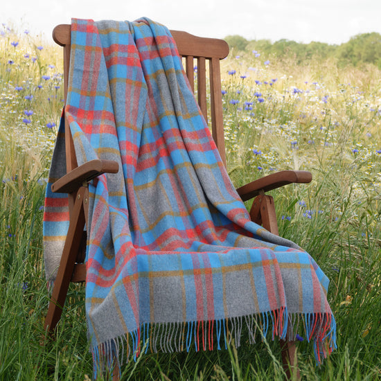 
                  
                    Große Lambswooldecke, grau kariert
                  
                