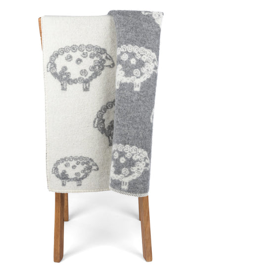 
                  
                    Kinderwagendecke aus Lammwolle "Das kleine Lamm"
                  
                