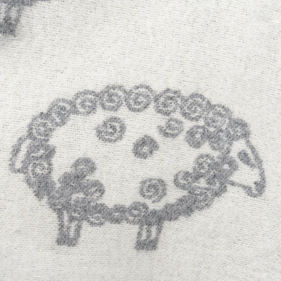 
                  
                    Kinderwagendecke aus Lammwolle "Das kleine Lamm"
                  
                