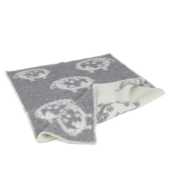 
                  
                    Kinderwagendecke aus Lammwolle "Das kleine Lamm"
                  
                