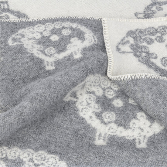 
                  
                    Kinderwagendecke aus Lammwolle "Das kleine Lamm"
                  
                