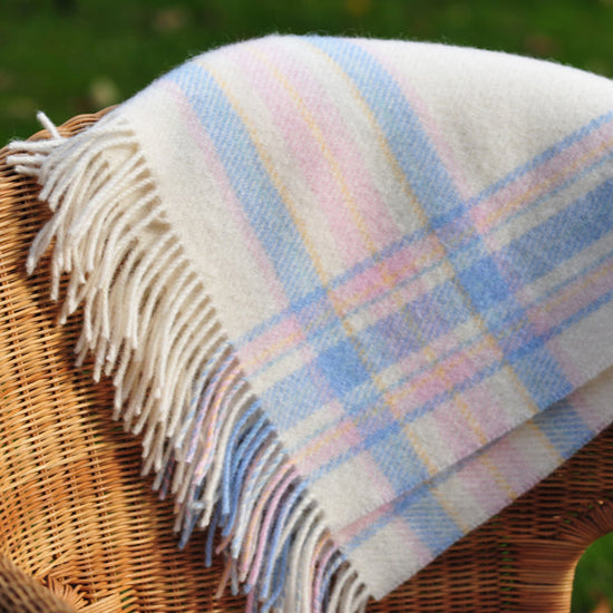 
                  
                    Klassische Babydecke, reine Wolle
                  
                