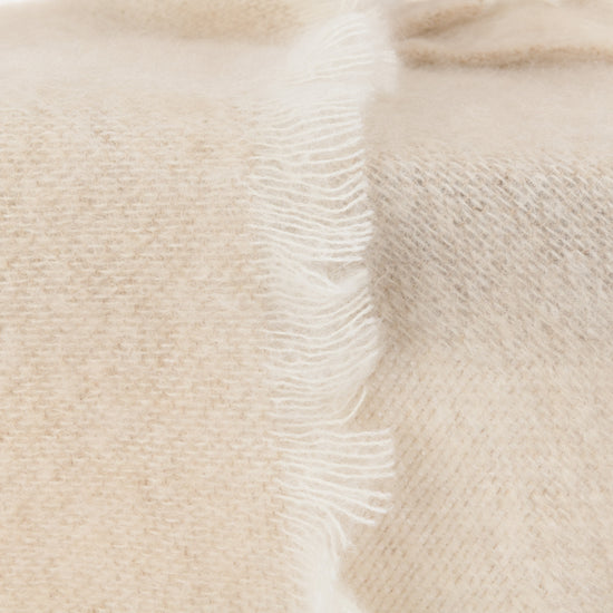 
                  
                    Kleine Mohairdecke "SINÉAD"
                  
                