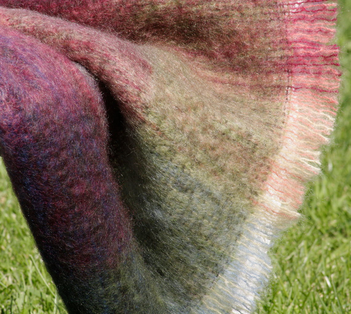 Charakteristische Einzelfäden an den Enden der John Hanly Mohairdecke, traditionelle Webart