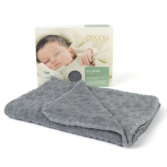 
                  
                    Daisy - Weiche gestrickte Woll-Babydecke aus Bio-Schurwolle
                  
                