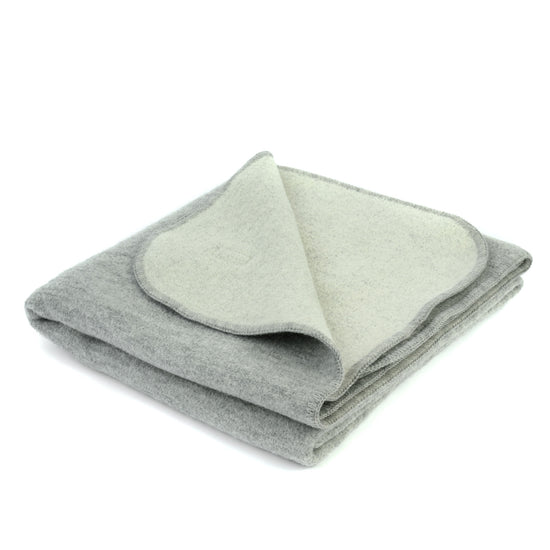 
                  
                    Kniedecke "DANA"- Zweifarbige Walkdecke
                  
                