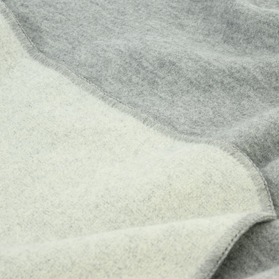 
                  
                    Kniedecke "DANA"- Zweifarbige Walkdecke
                  
                