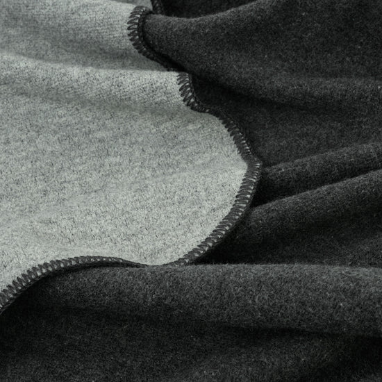 
                  
                    Kniedecke "DANA"- Zweifarbige Walkdecke
                  
                