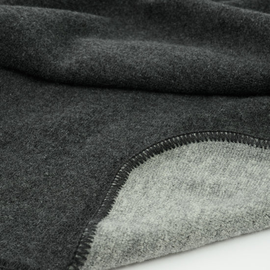 
                  
                    Kniedecke "DANA"- Zweifarbige Walkdecke
                  
                