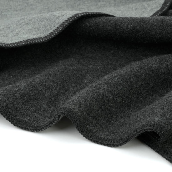 
                  
                    Kniedecke "DANA"- Zweifarbige Walkdecke
                  
                