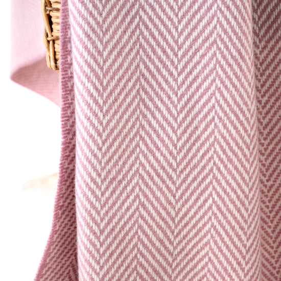 
                  
                    Lammwoll-Kaschmir-Decke "MAEVE"
                  
                