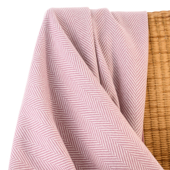 
                  
                    Lammwoll-Kaschmir-Decke "MAEVE"
                  
                