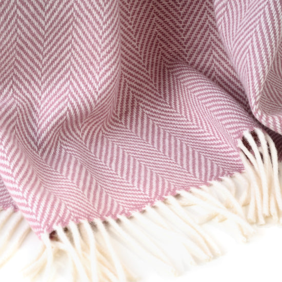 
                  
                    Lammwoll-Kaschmir-Decke "MAEVE"
                  
                