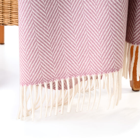 
                  
                    Lammwoll-Kaschmir-Decke "MAEVE"
                  
                