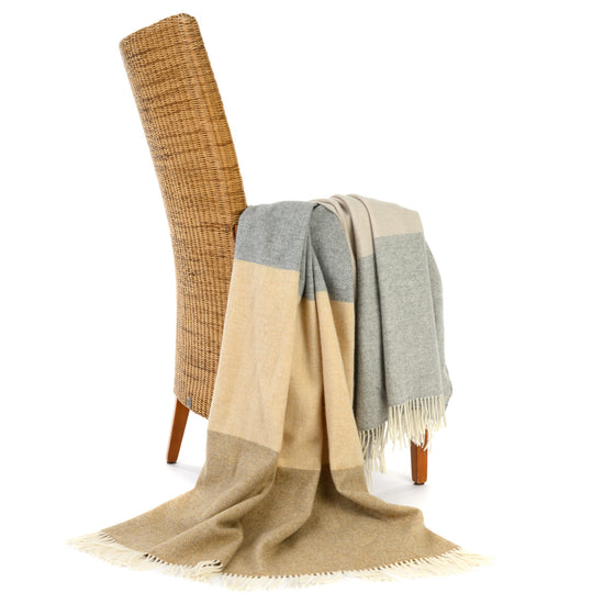 
                  
                    Große Lambswooldecke mit feinem Fischgrätmuster
                  
                