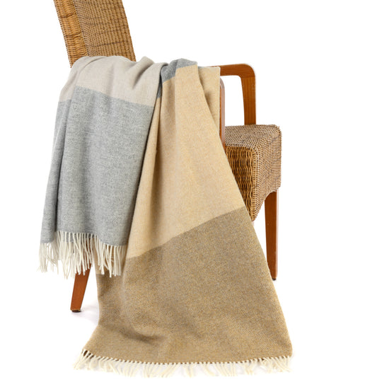 
                  
                    Große Lambswooldecke mit feinem Fischgrätmuster
                  
                