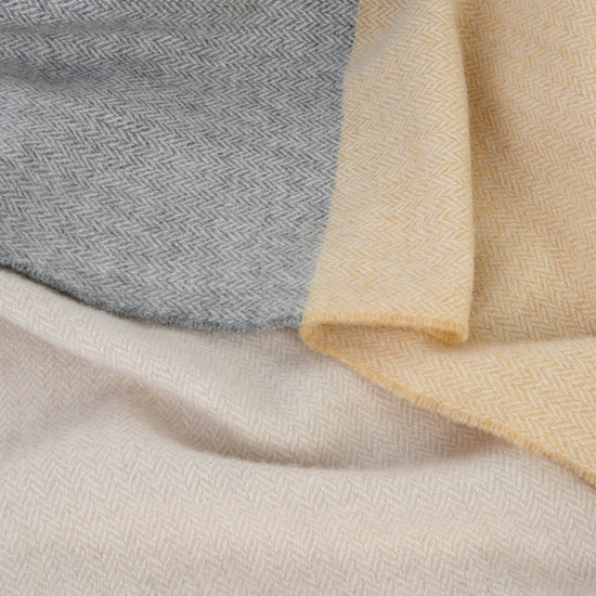 
                  
                    Große Lambswooldecke mit feinem Fischgrätmuster
                  
                