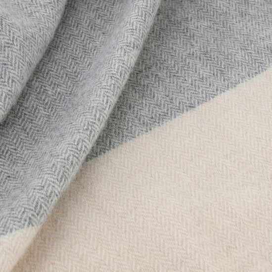 
                  
                    Große Lambswooldecke mit feinem Fischgrätmuster
                  
                