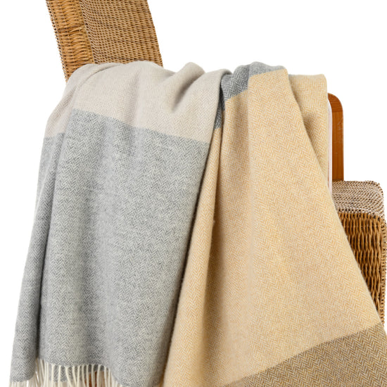 
                  
                    Große Lambswooldecke mit feinem Fischgrätmuster
                  
                