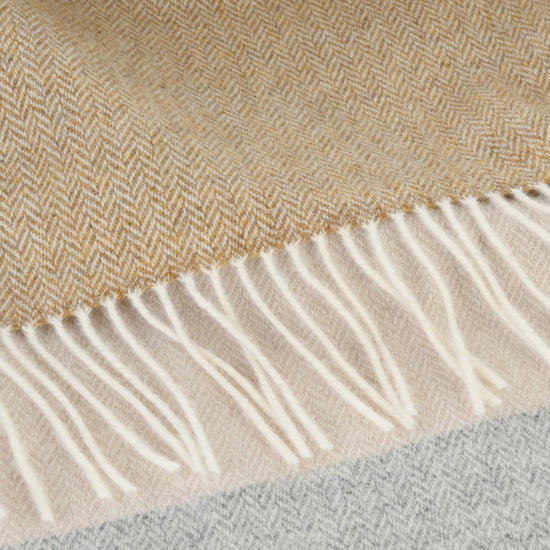 
                  
                    Große Lambswooldecke mit feinem Fischgrätmuster
                  
                