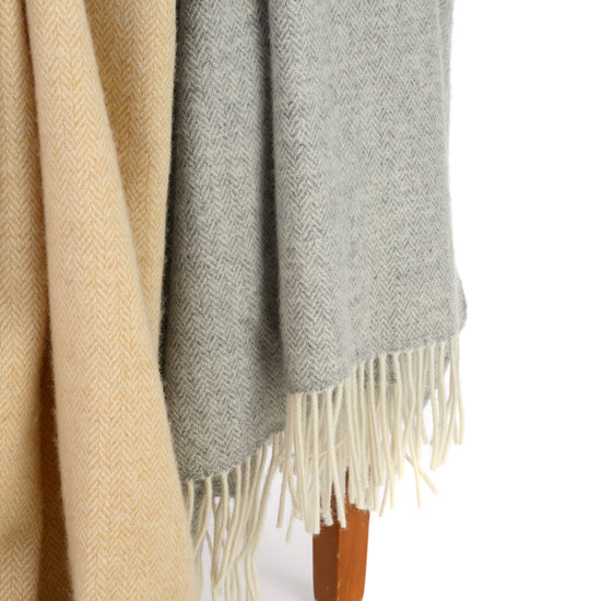 
                  
                    Große Lambswooldecke mit feinem Fischgrätmuster
                  
                