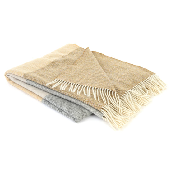 
                  
                    Große Lambswooldecke mit feinem Fischgrätmuster
                  
                